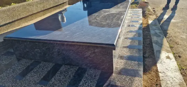 Detalj prednjeg ruba tamnog groba i prugastog kamenog opločenja