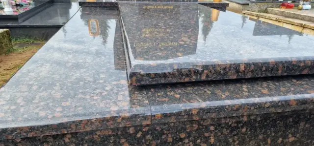 Detalj slojevitog ruba pokrovne ploče od smeđeg prošaranog granita