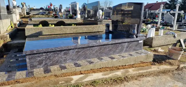 Bočni pogled na tamni grob s prugastim opločenjem uz stazu