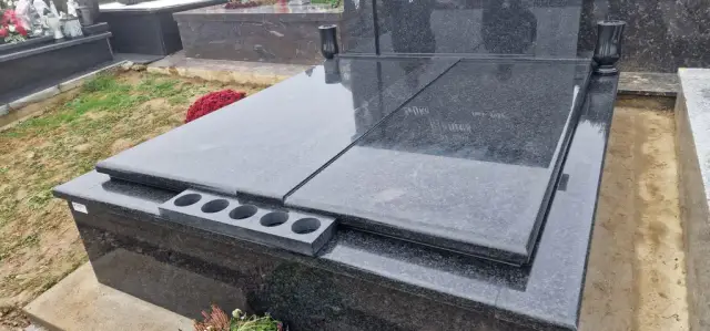 Tamni dvojni grob s dvjema pokrovnim pločama i držačem za lampione